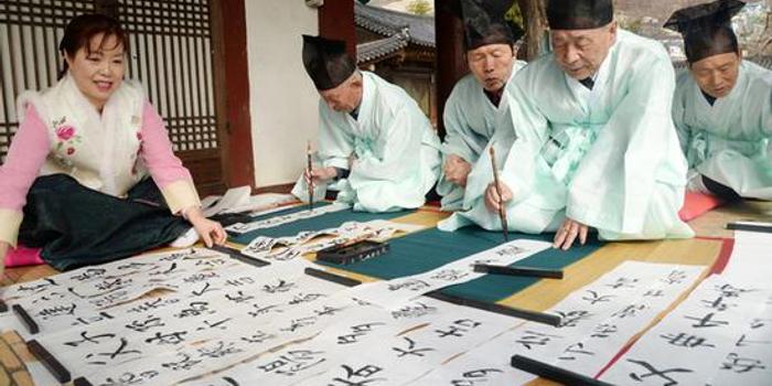 韩国人提前庆祝立春:贴汉字对联 白纸黑字亮了