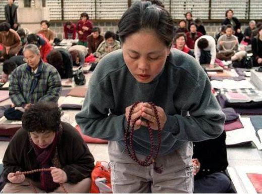 为孩子高考祈福的家长