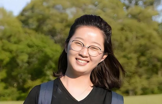 章莹颖男友国庆探望章父并协助直播,网友劝其早点结婚,回应:已开始新恋情