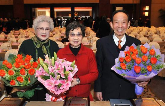 参加2009上海文艺创作和重大文化活动颁奖仪式,与秦怡(左)、黄准(右)合影。东方IC