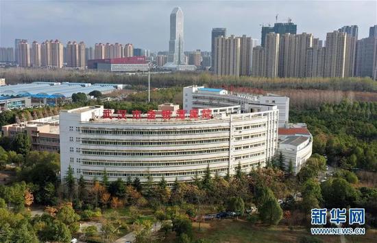 图 | 2月8日,从空中俯瞰武汉市金银潭医院(无人机照片)。(来源:新华社)