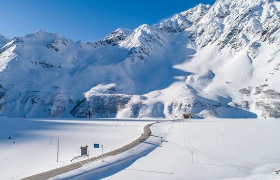 雪后的墨脱公路嘎隆拉隧道入口(2021年2月8日摄,无人机照片)。新华社记者 孙非 摄