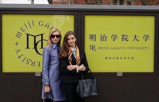 ·母亲(左)参加卡罗琳娜(右)的大学毕业典礼。