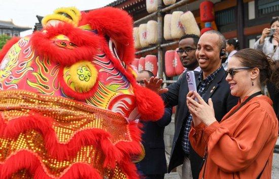 △2024年4月22日,拉美和加勒比国家驻华使节、机构代表和记者在湖北襄阳唐城参访。