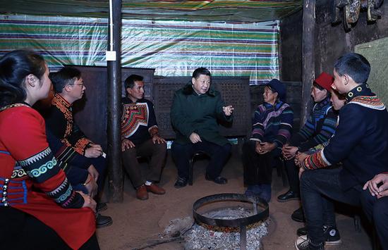△2018年2月11日,四川凉山彝族自治州昭觉县三岔河乡三河村,习近平总书记来到村民节列俄阿木家中看望。