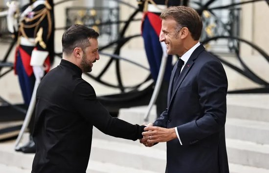 想了想,欧洲还是不敢动俄罗斯,哪怕普京在恋爱中……