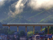 春运里的“三栖”桥梁卫士