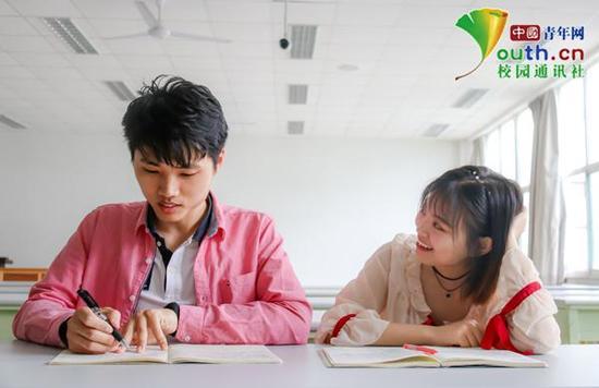 图为两人校园生活写真。中国青年网通讯员 卢赟 摄