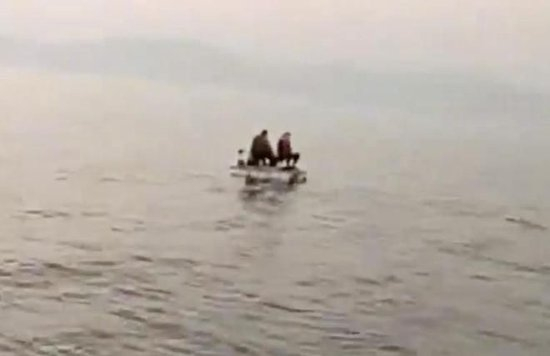 男子“手搓”小船携子游太湖被困，无锡公安紧急救援
