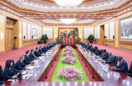 习近平会见肯尼亚总统鲁托