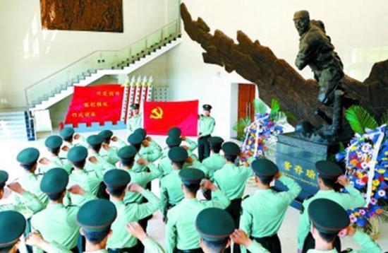 ↑董存瑞牺牲68周年纪念日,董存瑞生前所在部队在董存瑞雕像前庄严宣誓。陈健摄