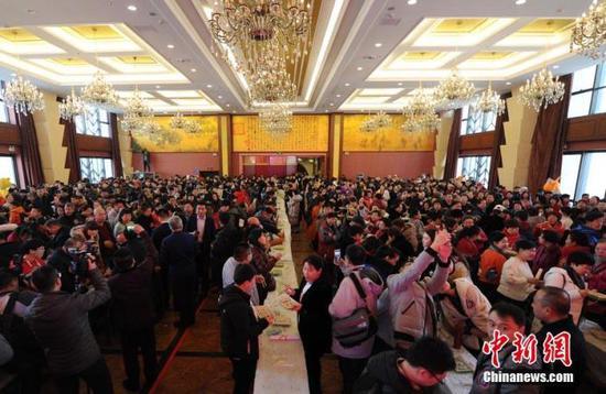 资料图:农历腊月二十三,是中国传统的小年。在吉林长春,一千余名市民齐聚一堂共同包饺子\吃饺子(刘栋 摄)