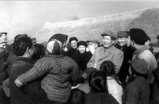 (1955年,毛泽东在南京郊区饶辰乡十月农业合作社和群众交谈。)