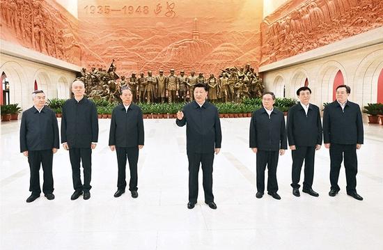 2022年10月27日,中共中央总书记、国家主席、中央军委主席习近平带领中共中央政治局常委李强、赵乐际、王沪宁、蔡奇、丁薛祥、李希,瞻仰延安革命纪念地。这是习近平在延安革命纪念馆参观《伟大历程——中共中央在延安十三年历史陈列》结束时发表重要讲话。 新华社记者 燕雁/摄