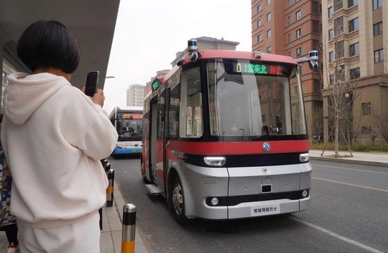 智能网联巴士901线测试车在河北雄安新区容东片区道路上停靠(2023年3月20日摄)。新华社记者 牟宇 摄