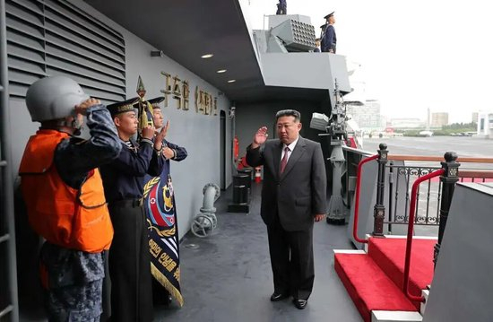 现场画面公开！金正恩登上“崔贤”号驱逐舰：朝鲜将全面加速扩大发展海军战力，应在辽阔大洋行使强大实力