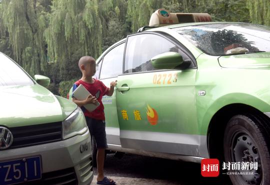 8月7日,小伟跟着父亲冯军跑车。