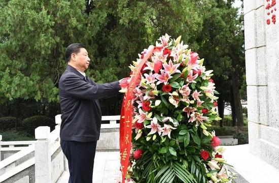 2019年9月16日至18日,习近平在河南考察。这是16日下午,习近平来到位于信阳市新县的鄂豫皖苏区首府烈士陵园,瞻仰革命烈士纪念碑,向革命先烈敬献花篮。新华社记者 谢环驰 摄