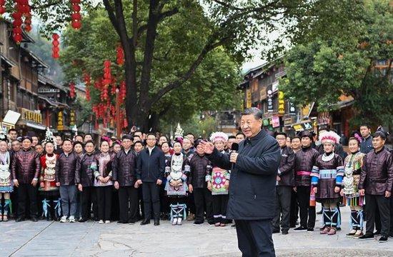 △今年3月17日,在贵州肇兴侗寨考察时,习近平总书记同村民们亲切交流。