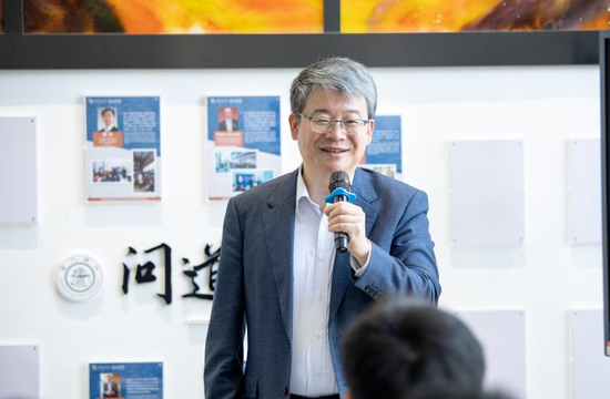 甜哭!科学家颁奖典礼当众浪漫告白妻子 网友:嗑到真cp了,这才是爱情的样子