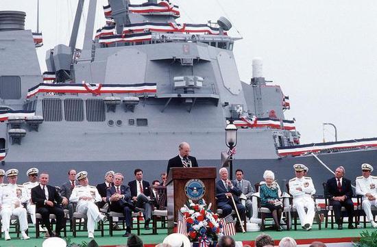 图片:1991年,首舰伯克号服役仪式上,时任防长迪克。切尼发表重要讲话
