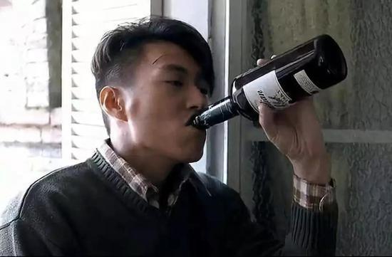 山东人靳东回乡喝酒的画风。 图 / 网络