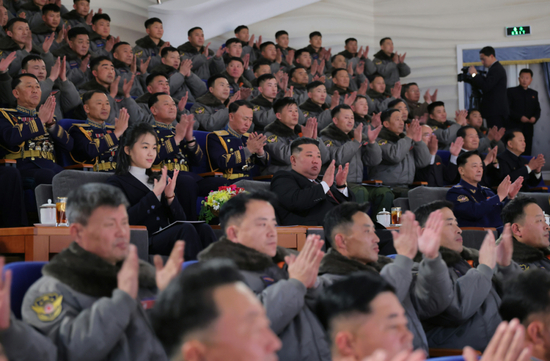 金正恩携女着“亲子装”出席朝鲜空军活动，新导弹亮相