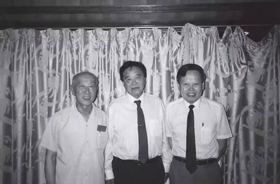 左起黄昆、张守廉和杨振宁(1992年6月1日摄于北京大学为周培源先生举行的生日会上)