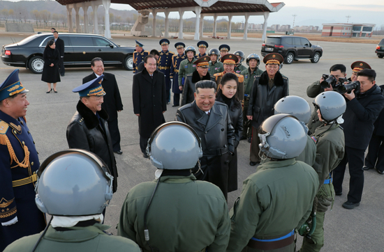 金正恩携女着“亲子装”出席朝鲜空军活动，新导弹亮相