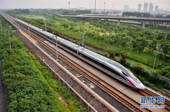 从北京南开往天津的C2001次“复兴号”中国标准动车组驶入天津市区(2017年8月21日摄)。新华社发(杨宝森 摄)