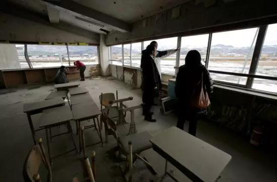 大川小学教室内,留下了零星的课桌椅。