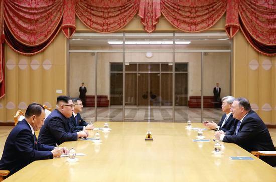 5月9日,朝鲜最高领导人金正恩会见了到访的美国国务卿蓬佩奥,表示即将到来的朝美领导人会晤将是一次“历史性会晤”。他还下令特赦及遣返被朝鲜扣留的美国人。左一:朝鲜劳动党中央委员会副委员长金英哲;左二:朝鲜最高领导人金正恩;右一:美国国务卿蓬佩奥;右二:美国中央情报局资深官员安德鲁·金。图/视觉中国