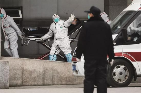 2020年1月17日,医护人员将患者送至武汉金银潭医院。摄影/无畏