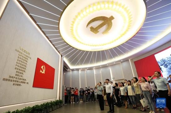 党员在上海中共一大纪念馆里重温入党誓词(2021年6月3日摄)。新华社记者 刘颖 摄