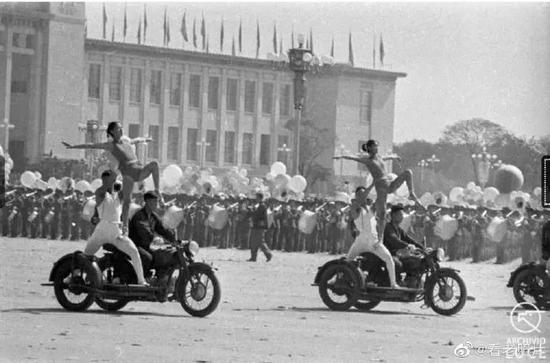 · 1959年,慶祝新中國成立十週年國慶遊行中的體育方隊。圖自李虹微博。
