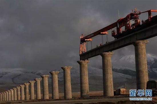 (图为青藏铁路在施工建设中 2005年5月15日 新华社记者 觉果 摄)