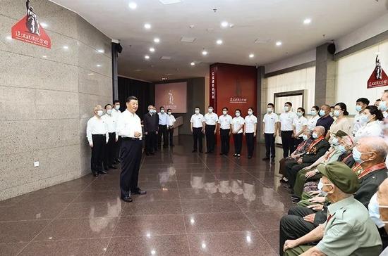 2022年8月16日至17日,习近平在辽宁考察。这是16日下午,习近平在锦州市考察辽沈战役纪念馆时,亲切会见老战士老同志和革命烈士亲属代表。新华社记者 鞠鹏 摄