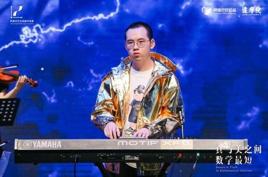 重庆18岁少年瞿霄宇 “蝉联”阿里巴巴全球数学竞赛金奖