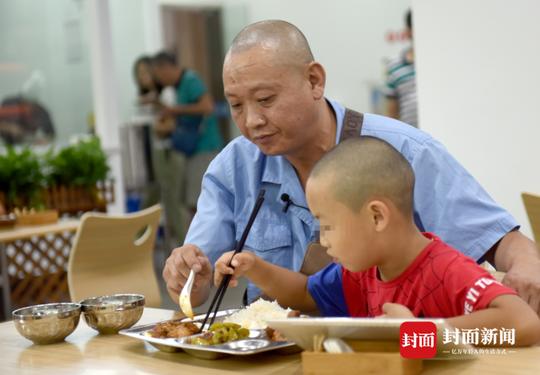 8月7日,冯军和儿子一起吃午饭。