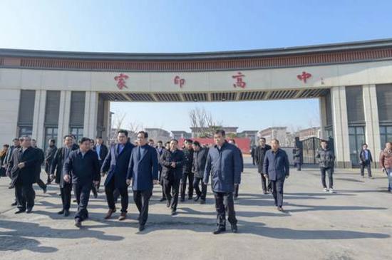 考察家印高中。该校由许家印在2016年捐赠5亿元建成,共有12栋教学楼、8栋宿舍楼、2栋食堂、2个运动场、1栋行政楼、1个图书馆、1个体育馆。现有102个班、超万名学生。许家印在现场决定再捐赠2.5亿元帮助学校扩建。