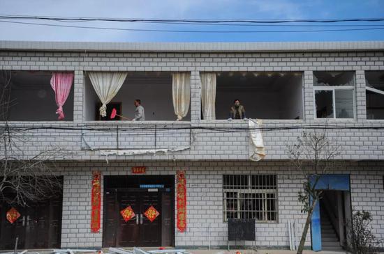 爆炸点两公里外的陈家港镇草港村,居民房屋受损严重,房屋玻璃大都被震碎。 图 / 视觉中国