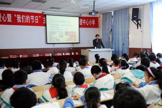魏文斌为小学师生讲授眼保健科普知识