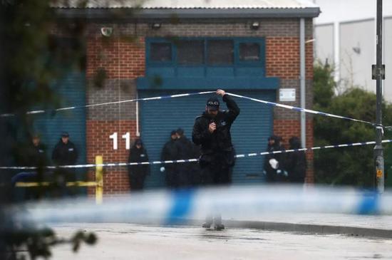 当地警方在现场拉起警戒线 图源路透社