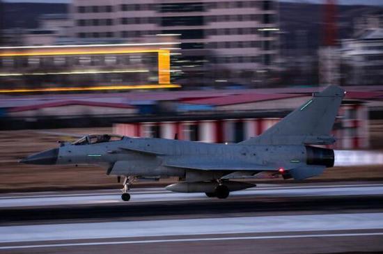 1月5日,北部战区空军航空兵某旅组织夜间对抗空战训练。新华社发(罗嵘 摄)