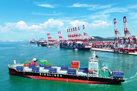 “中外运海口”轮从山东港口青岛港出发,驶向印度钦奈港(2023年8月30日摄)。今年以来,山东港口青岛港新增 10 条“一带一路”航线。 张进刚摄 / 本刊