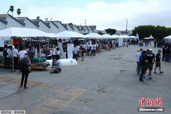 美国加利福尼亚州,全球逾20个开发超级高铁列车车厢的团队齐聚,在SpaceX的测试轨道上对它们的设备进行测试。