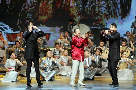 2016年第18届上海国际艺术节开幕演出上,95岁高龄的笛子演奏家陆春龄携弟子一起演奏《我的祖国》。