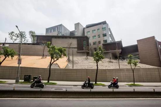 5月,美国在台协会仍在建设中