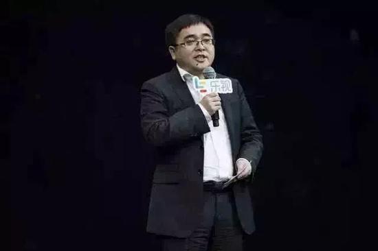 周虎城:曾任南方日报社理论评论部副主任和首席评论员。2015年12月,周虎城加盟乐视,担纲集团新闻发言人,并兼任负责核心政府关系与公共事务的副董事长办公室主任等职务。2017年3月离职,加盟香港主板上市公司皇中国际(01683.hk),任执行董事,从事航空旅游、金融服务和国际投行。