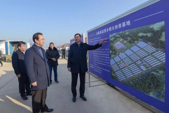 考察现代生态循环农业产业基地。该基地由许家印在2016年捐赠3500万元建成,共有大棚106栋,已帮助2100多名贫困群众实现脱贫。